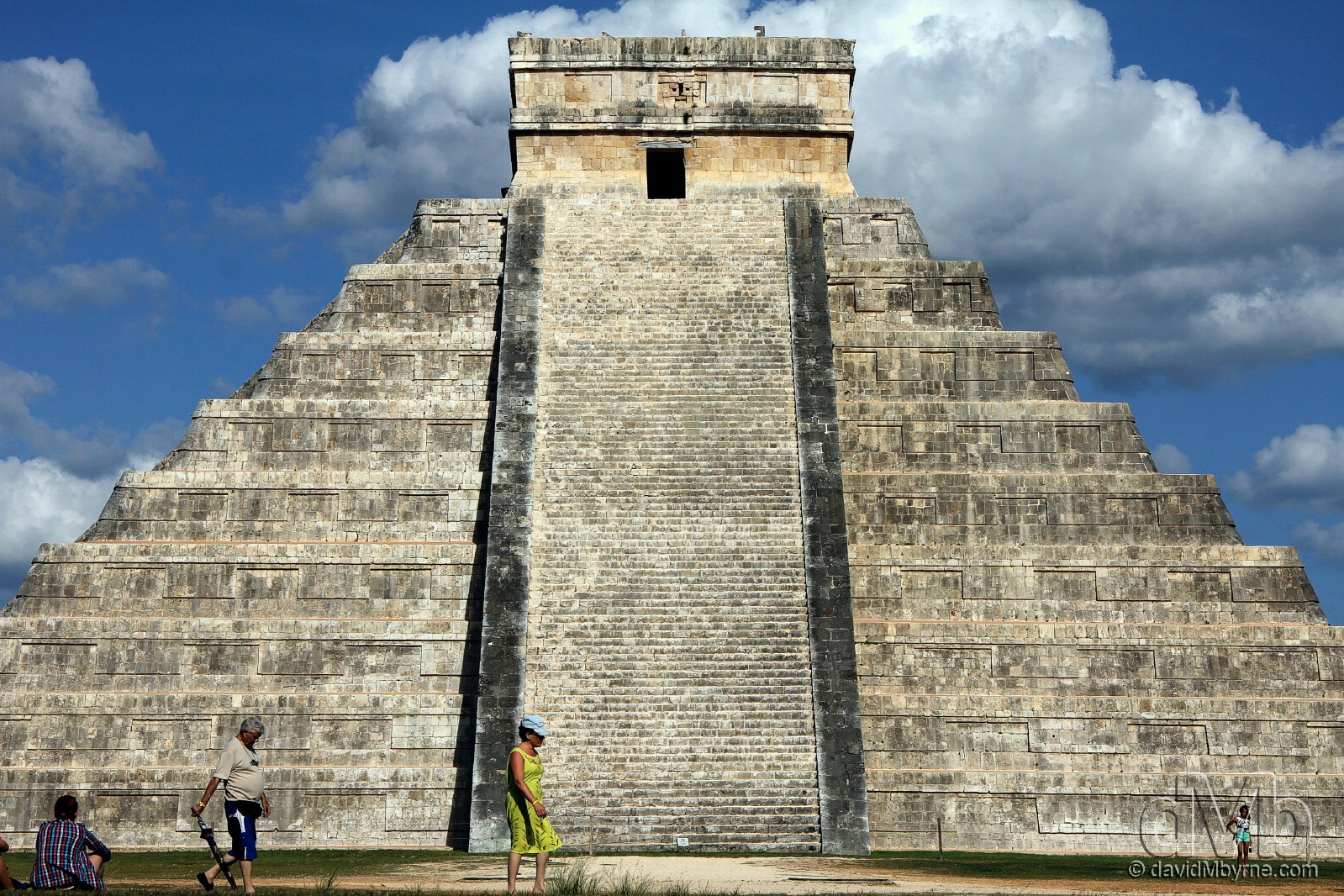 El Castillo / Pyramid of Kukulcan, Chichén Itzá, Yucatán Peninsula, Mexico. May 3rd 2013 (EOS 60D || Tamron 28-75mm || 54mm, 1/100sec, f/9.0, iso100)