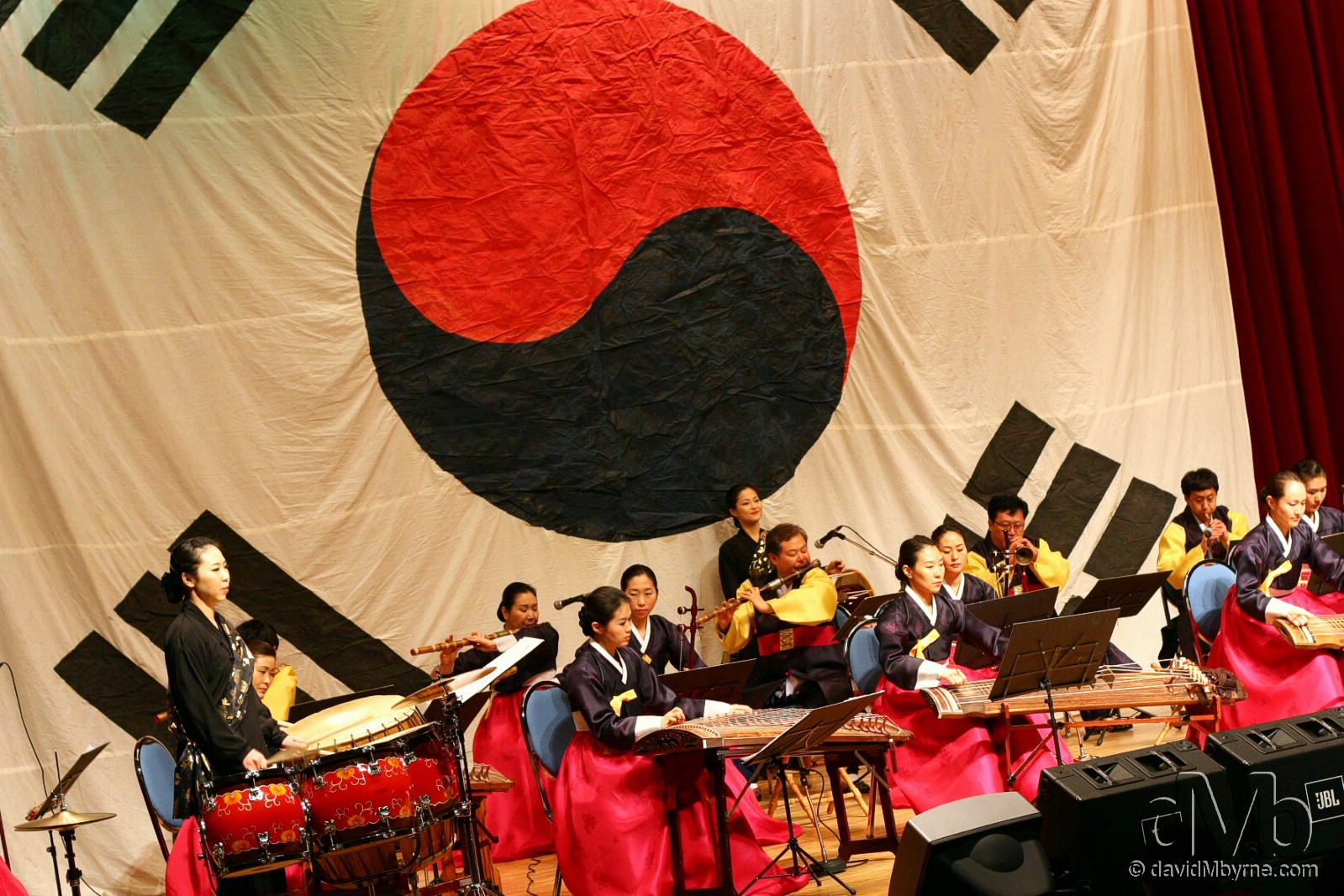 A traditional music performance at the National Youth Center of Korea in Cheonan, South Korea. February 9th, 2010 (50mm, 1/50sec, f/4.0, iso640) 